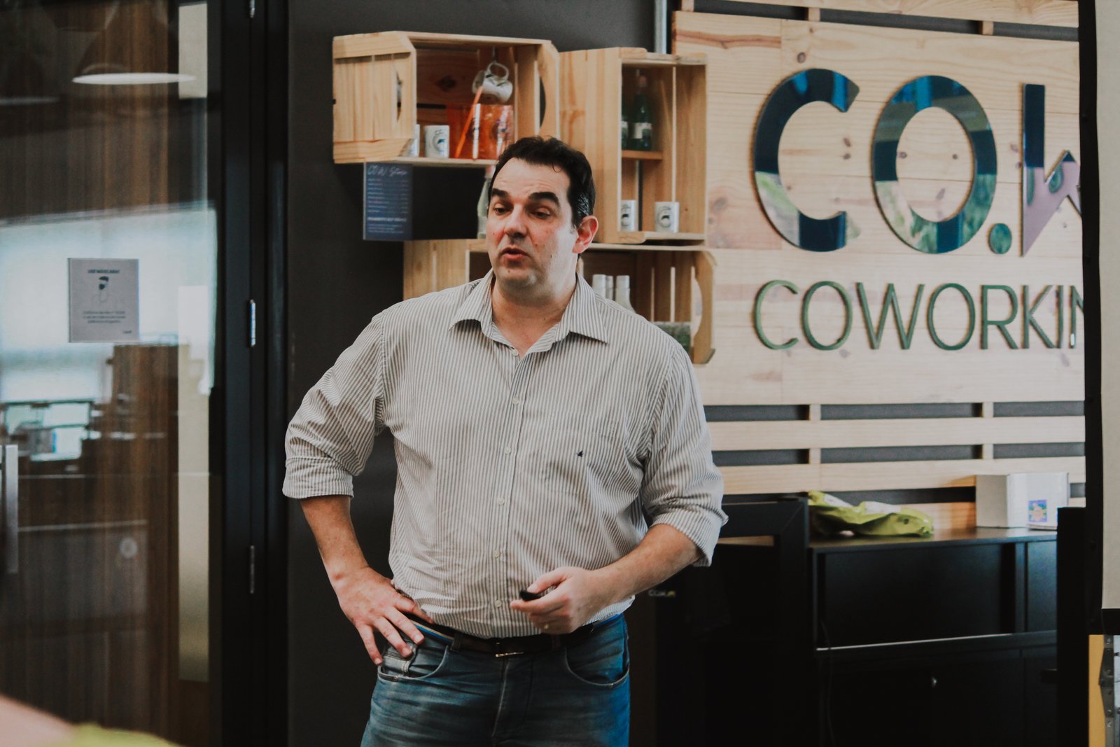 Victor Mirshawka Jr. palestrando em evento corporativo