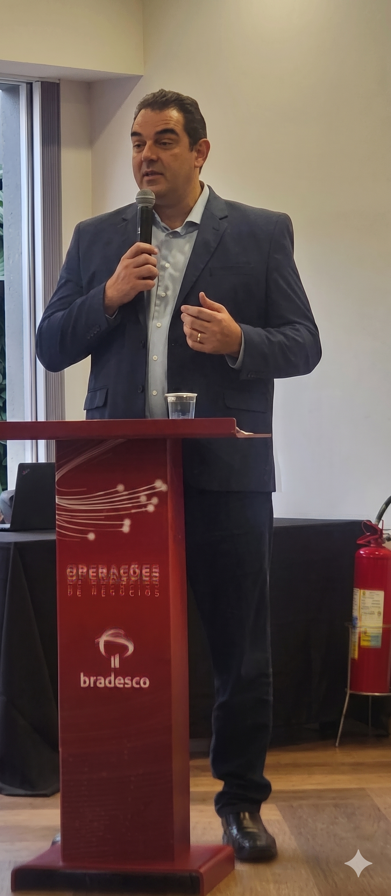 Victor Mirshawka Jr. em palestra sobre inovação e inteligência artificial